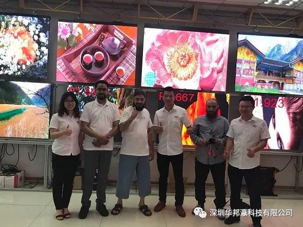 沙特阿拉伯客戶來(lái)我司考察LED顯示、拼接屏等大屏幕顯示設(shè)備，并簽訂采購(gòu)訂單合同