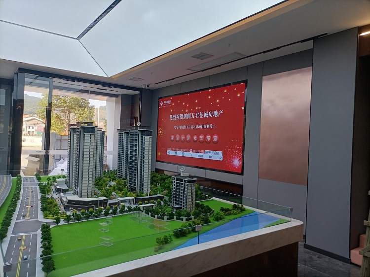 如今，在劍閣萬君佳城房地產(chǎn)售樓處，P2室內(nèi)LED顯示屏憑借優(yōu)越的可視性和強烈的視覺沖擊力，成為售樓處宣傳的得力助手。